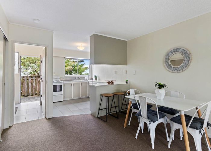  at 2/200 Chivalry Road, Glenfield, North Shore City, Auckland