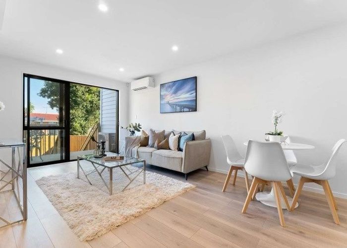  at 4/67 Royal View Road, Te Atatu South, Waitakere City, Auckland