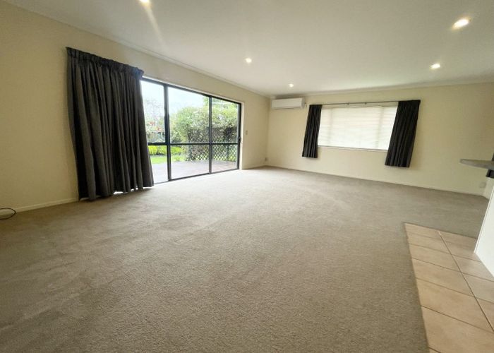  at 14 Gillett Place, Botany Downs, Manukau City, Auckland