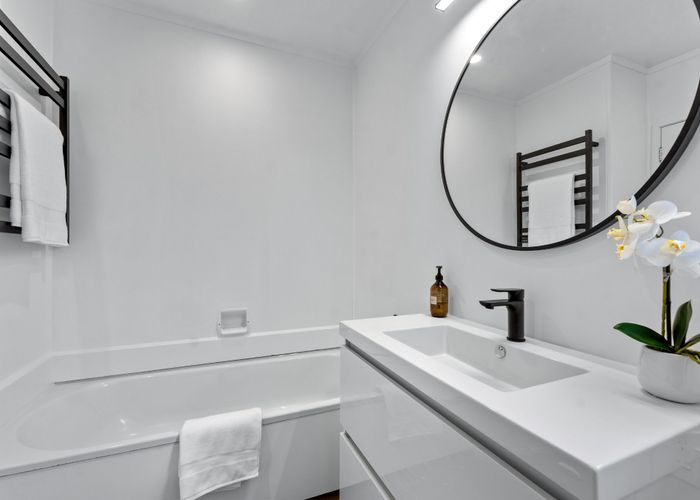  at 2/28 Verbena Road, Birkdale, Auckland
