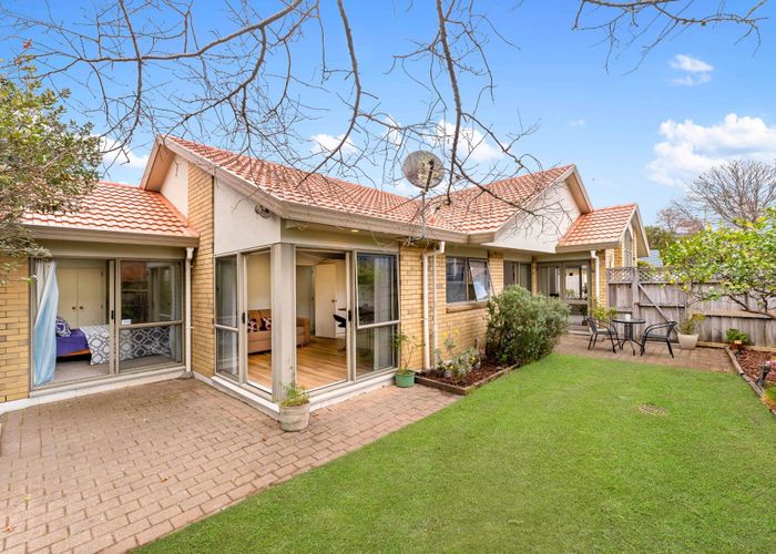  at 1/238 Botany Road, Golflands, Manukau City, Auckland