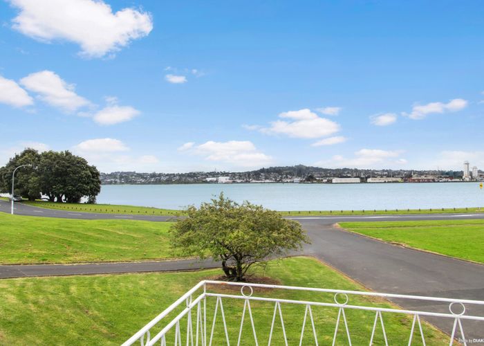  at 18 Kiwi Esplanade, Mangere Bridge, Auckland