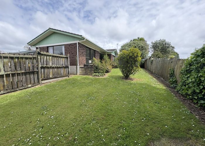  at 2/42 Frank Evans Place, Henderson, Waitakere City, Auckland