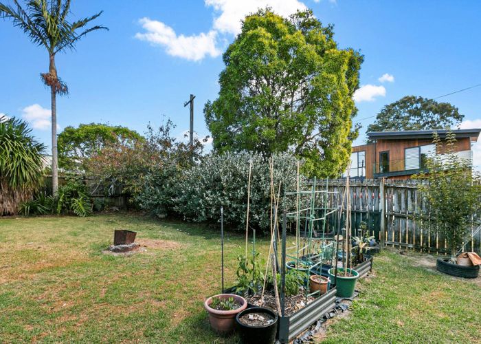 at 23 Dundale Avenue, Blockhouse Bay, Auckland