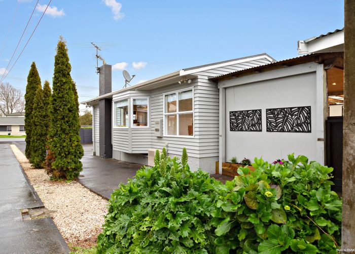  at 126 Chivalry Road, Glenfield, Auckland
