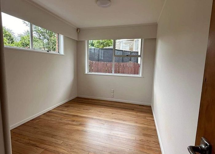  at 36 Normanton Street, Glenfield, Auckland