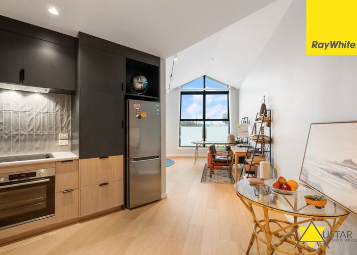  at 2/14 Todd Plaza, New Lynn, Waitakere City, Auckland