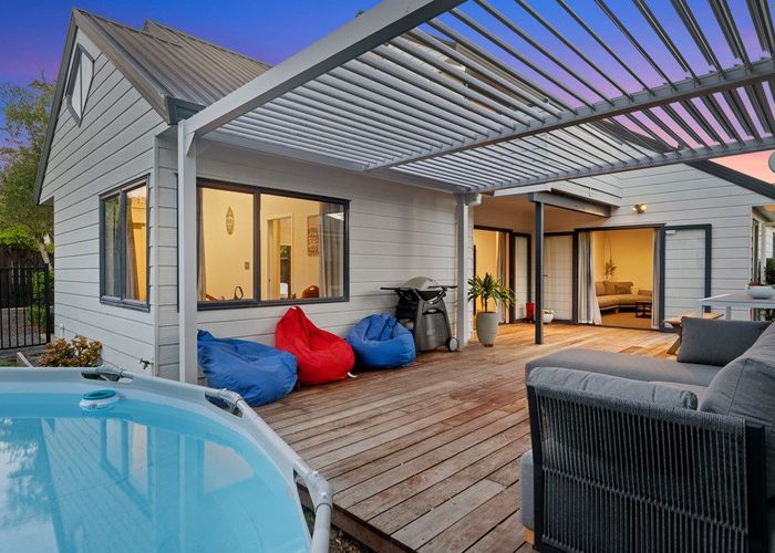  at 2/8 Phillip Parade, Forrest Hill, North Shore City, Auckland