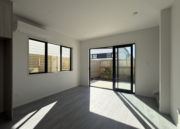  at 2/33 Garadice Rd, Rothesay Bay, North Shore City, Auckland