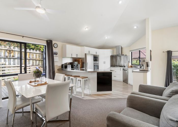  at 109E Glengarry Road, Glen Eden, Auckland