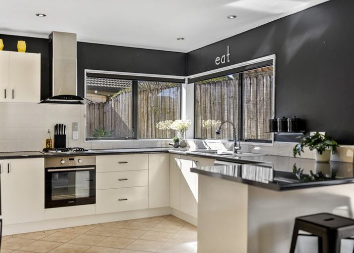  at 2/4 Dromora Close, Dannemora, Auckland