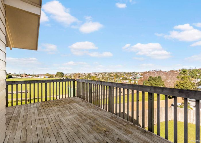  at 1/83 CHIVALRY ROAD, Glenfield, Auckland