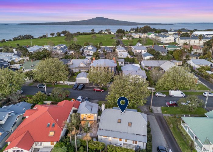  at 9A North Avenue, Narrow Neck, North Shore City, Auckland