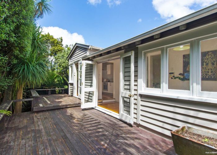  at 2/4 Cleve Road, Green Bay, Auckland