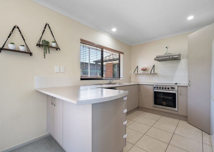  at 6 Brunswick Rise, Mangere, Auckland
