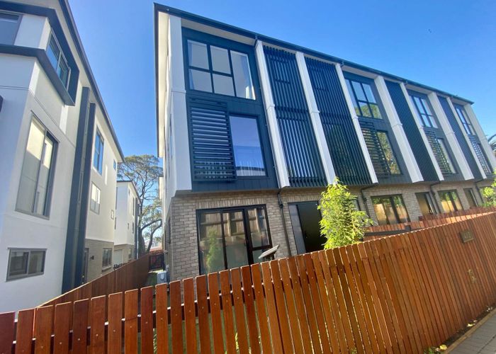  at 4/2 The Boulevard, Sunnyhills, Manukau City, Auckland