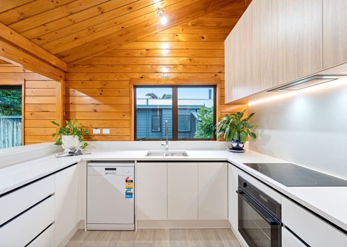  at 8 Chardon Place, Henderson, Auckland