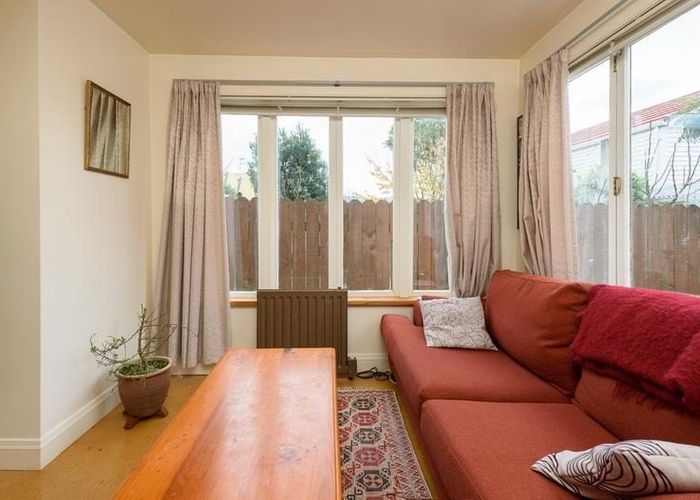  at 39 Queen Street, Mount Victoria, Wellington