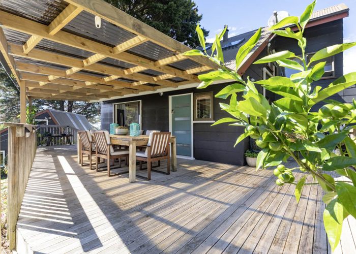  at 3 Laingholm Drive, Laingholm, Auckland
