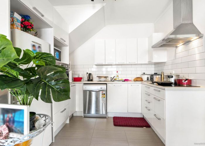  at 2/9 Heaphy Street, Blockhouse Bay, Auckland