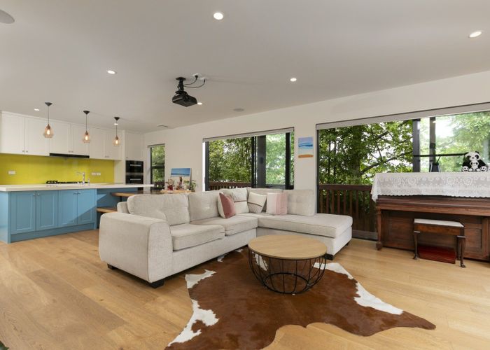  at 8B Dallinghoe Crescent, Milford, Auckland