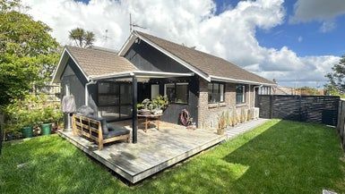  at 2/4 Fraser Road, Narrow Neck, Auckland