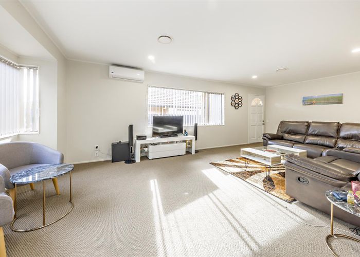  at 2/23 Lowburn Place, Clover Park, Auckland