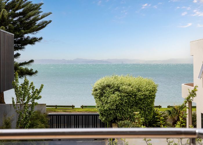  at 2/4 Rogers Avenue, Eastern Beach, Auckland