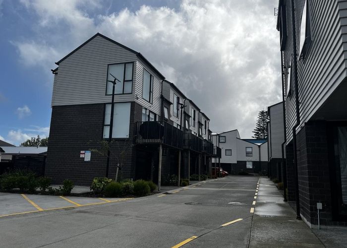  at 9/3234 Great North Road , New Lynn, Waitakere City, Auckland