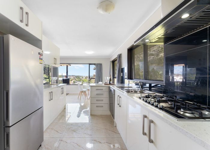  at 2/39 Sunset Road, Tōtara Vale, Auckland