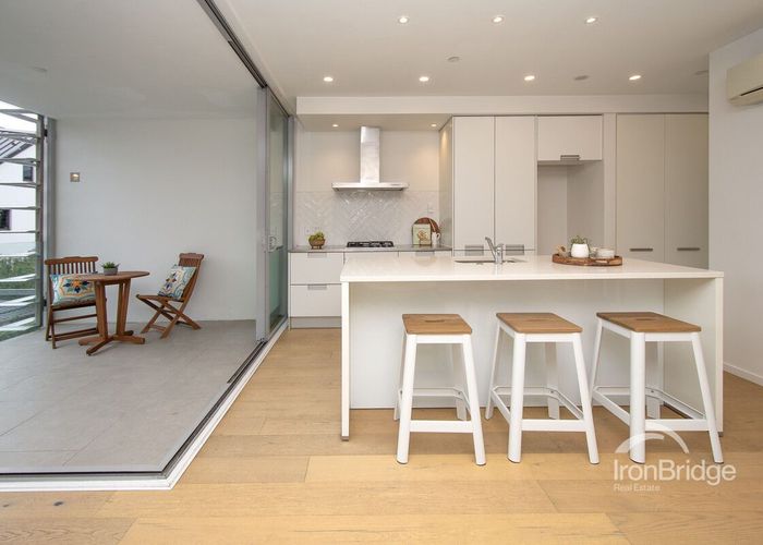  at 2/22 Esplanade, Sumner, Christchurch City, Canterbury