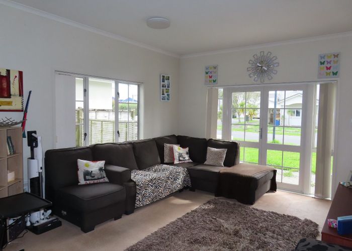  at 27 Mulvaney Crescent, Henderson, Waitakere City, Auckland