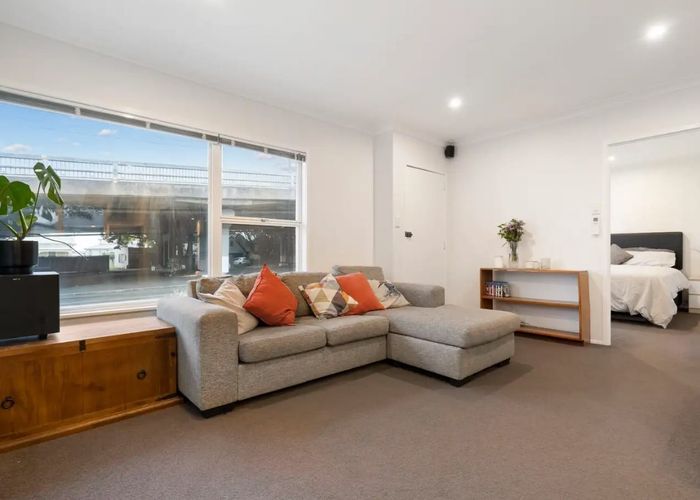  at 2/10 Princes Street, Northcote Point, Auckland