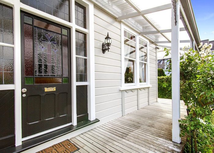  at 18 Whites Line West, Woburn, Lower Hutt