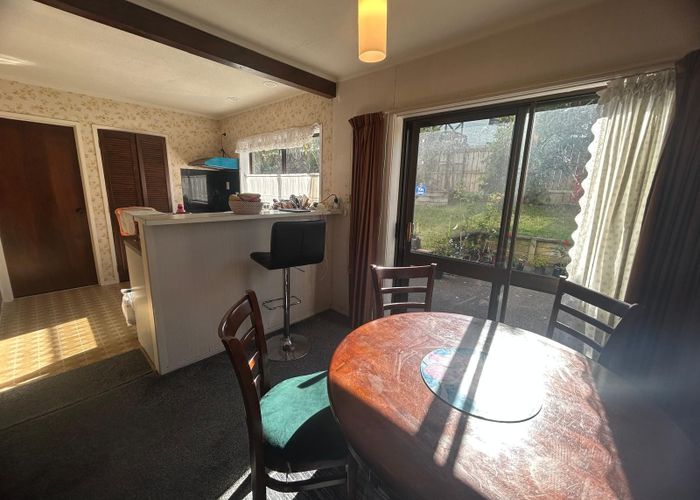  at 2/2 Photinia Place, Botany Downs, Manukau City, Auckland