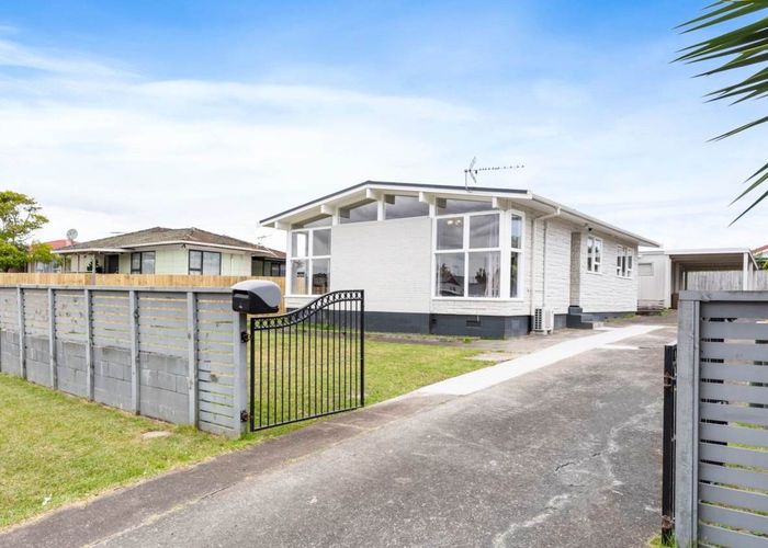  at 9 Serrano Place, Clover Park, Auckland