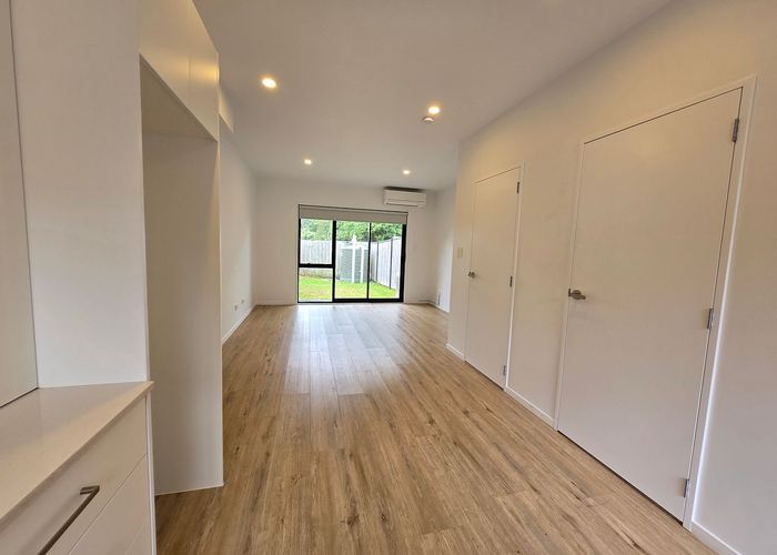  at 5 Eileen Newey Place, Henderson, Waitakere City, Auckland
