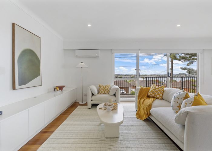  at 2/104 Sylvan Avenue, Northcote, North Shore City, Auckland