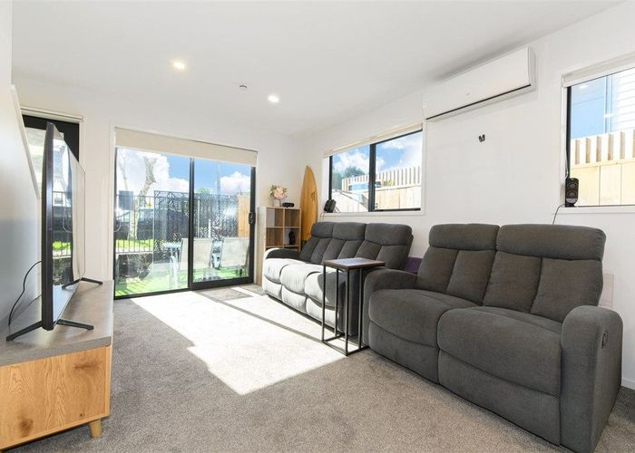  at 2/10 Yeovil Road, Te Atatu Peninsula, Auckland