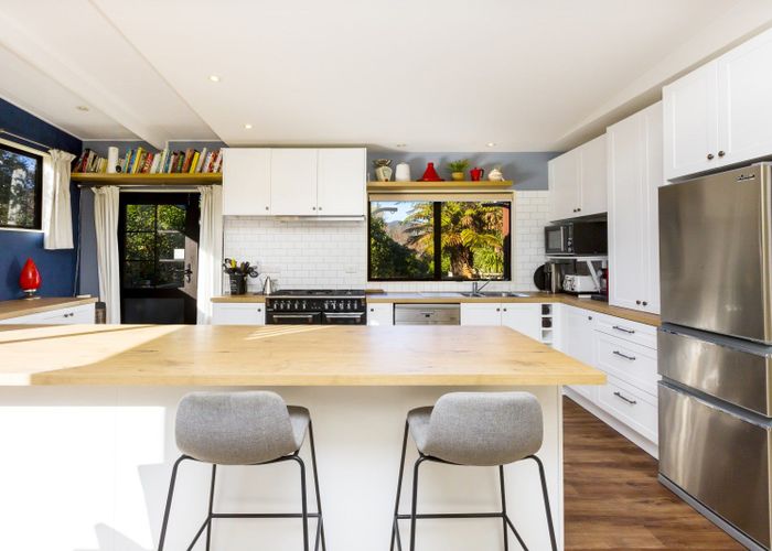  at 6 Avian Road, Blue Mountains, Upper Hutt