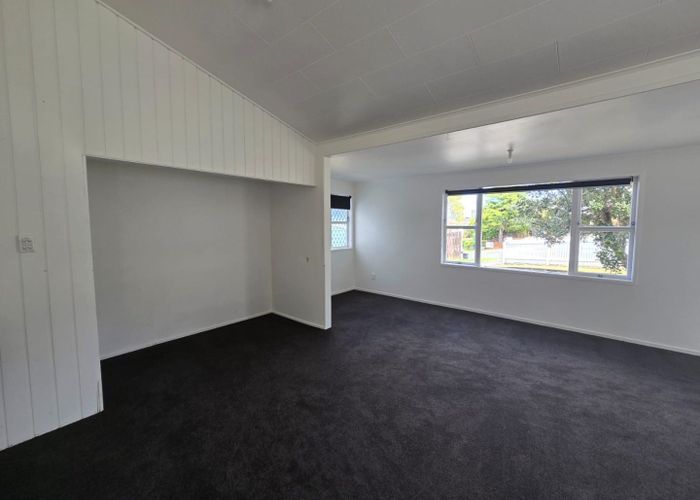  at 15 Royalty Rise/8 Oreil Avenue, West Harbour, Waitakere City, Auckland