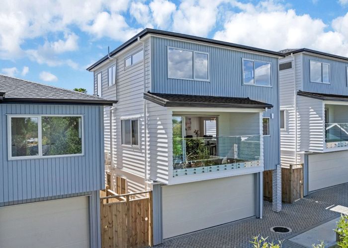  at 27D Greenhill Crescent, Pakuranga, Auckland