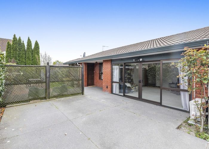  at 2/10 Broadfell Avenue, Avonhead, Christchurch City, Canterbury