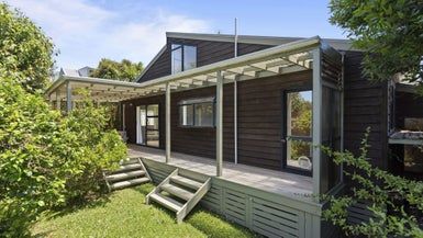  at 2/235 Glenfield Road, Hillcrest, Auckland
