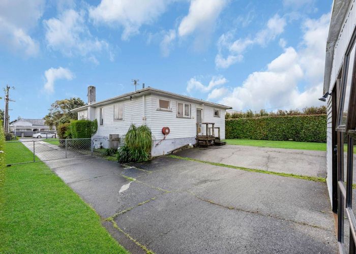  at 32 Ribblesdale Road, Henderson, Waitakere City, Auckland