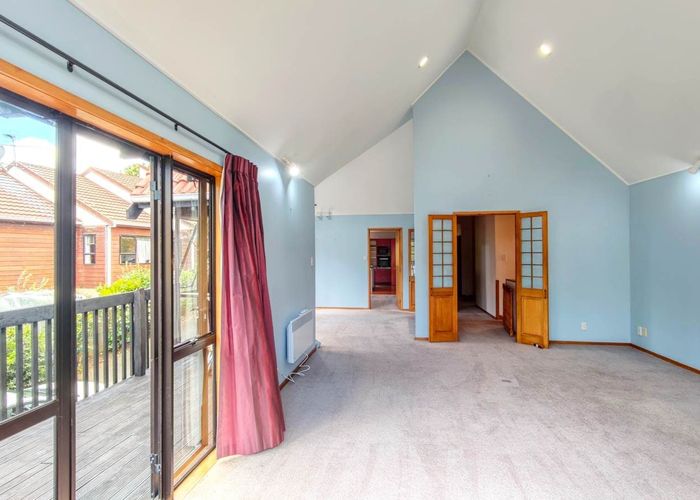  at 2 Crown Hill Close, Forrest Hill, North Shore City, Auckland