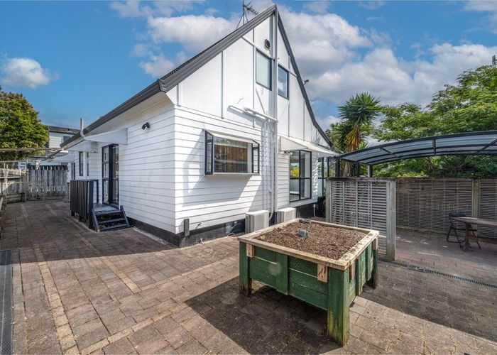  at 1/86 Aviemore Drive, Highland Park, Auckland