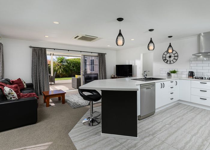  at 27 Summerland Drive, Henderson, Auckland