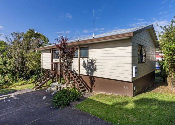  at 2/17 Powrie Street, Glenfield, Auckland