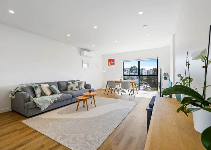  at 17E Hogans Road, Glenfield, North Shore City, Auckland